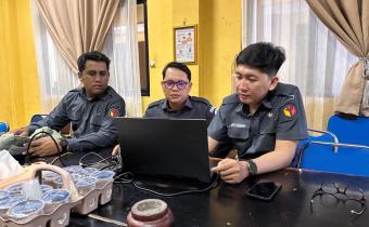 Jajaran sekretariat Bawaslu Kota Palembang mengikuti rapat internal pencermatan data pemilih sebagai tindak lanjut hasil pleno PDPB Triwulan I Tahun 2026 di Kantor Bawaslu Kota Palembang, Senin (13/04/2026).