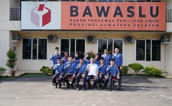 Koordinator Divisi Penanganan Pelanggaran, Data dan Informasi Bawaslu Kota Palembang, Efan Yutawan, bersama jajaran sekretariat mengikuti Upacara Peringatan Hari Kebangkitan Nasional ke-118 di Kantor Bawaslu Provinsi Sumatera Selatan, Rabu (20/5/2026).