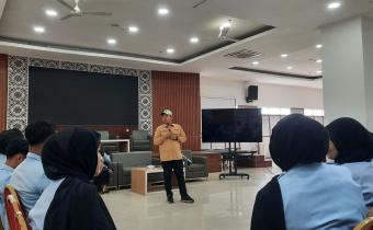 Ketua Bawaslu Kota Palembang Khairil Anwar Simatupang menegaskan komitmen keterbukaan informasi publik lembaga di salah satu momen di hadapan mahasiswa UIN Raden Fatah, di Kota Palembang tahun 2026 (Foto: Humas Bawaslu Kota Palembang)