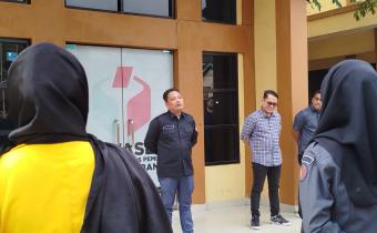 Koordinator Divisi Sumber Daya Manusia, Organisasi, Pendidikan dan Pelatihan (SDM-OD) Bawaslu Kota Palembang, Yusnar, menyampaikan arahan saat memimpin apel pagi di halaman Kantor Bawaslu Kota Palembang, Senin (27/07/2026). Dalam arahannya, Yusnar menekankan penguatan budaya kerja, peningkatan kapasitas aparatur, dan kesiapan organisasi dalam mendukung agenda penguatan kelembagaan Bawaslu. (Foto: Humas Bawaslu Kota Palembang).