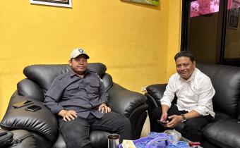 Ketua Bawaslu Kota Palembang Khairil Anwar Simatupang berdiskusi dengan Koordinator Divisi SDM, Organisasi, dan Diklat Yusnar tentang penguatan budaya integritas di ruang kerja Ketua, Senin (6/7/2026). (Foto: Humas Bawaslu Kota Palembang)