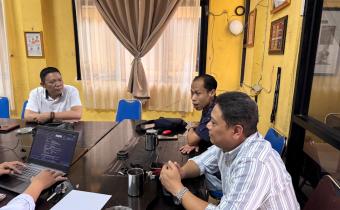 Koordinator Divisi Penanganan Pelanggaran, Data, dan Informasi Bawaslu Kota Palembang Efan Yutawan bersama Koordinator Divisi Hukum dan Penyelesaian Sengketa M. Hasbi dan Koordinator Divisi SDM, Organisasi, dan Diklat Yusnar berdiskusi tentang penguatan penanganan politik uang di Kantor Bawaslu Kota Palembang, Rabu (8/7/2026). (Foto: Humas Bawaslu Kota Palembang)