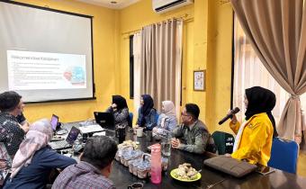 Koordinator Divisi P2H Bawaslu Kota Palembang Muslim bersama Koordinator Divisi SDM, Organisasi, dan Diklat Yusnar dalam kajian tantangan pengawasan kampanye digital berbasis AI menjelang Pemilu 2029 yang dihadiri mahasiswa tengah mengikuti program magang dan penelitian, di Ruang Rapat Utama Kantor Bawaslu Kota Palembang, Kamis (9/7/2026). (Foto: Humas Bawaslu Kota Palembang)