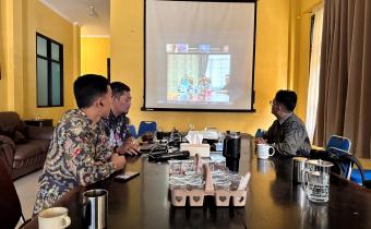 Koordinator Divisi P2H Bawaslu Kota Palembang Muslim bersama pengelola PPID mengikuti kegiatan Monitoring dan Evaluasi Keterbukaan Informasi Publik yang digelar Bawaslu Provinsi Sumatera Selatan secara daring, di Ruang Rapat Utama Kantor Bawaslu Kota Palembang, Kamis (9/7/2026). (Foto: Humas Bawaslu Kota Palembang)