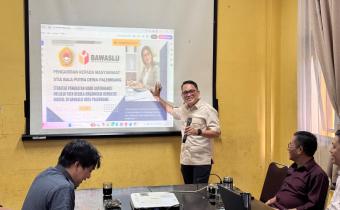 Koordinator Divisi P2H Bawaslu Kota Palembang Muslim menerima kegiatan Pengabdian kepada Masyarakat STIA Bala Putra Dewa Palembang bertema penguatan good governance melalui tata kelola organisasi berbasis digital, di Kantor Bawaslu Kota Palembang, Senin (13/7/2026). (Foto: Humas Bawaslu Kota Palembang)