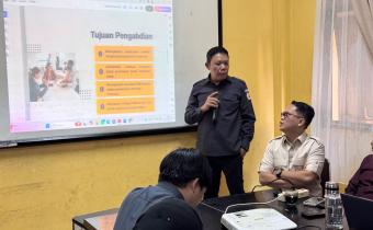 Koordinator Divisi PPDatin Bawaslu Kota Palembang Efan Yutawan dalam diskusi pimpinan dan staf mengenai kesiapan pengawasan digital, di Ruang Rapat Utama Kantor Bawaslu Kota Palembang, Rabu (15/7/2026). (Foto: Humas Bawaslu Kota Palembang)