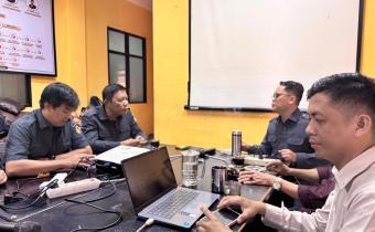Koordinator Divisi PPDatin Bawaslu Kota Palembang Efan Yutawan bersama pengelola PPID membenahi kesiapan pelayanan informasi menyambut penilaian keterbukaan informasi publik dari Komisi Informasi Provinsi Sumatera Selatan, di Kantor Bawaslu Kota Palembang, Senin (13/7/2026). (Foto: Humas Bawaslu Kota Palembang)