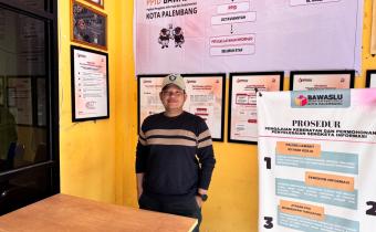 Ketua Bawaslu Kota Palembang Khairil Anwar Simatupang mengajak masyarakat mengenali ciri hoaks politik dan mengutamakan informasi dari kanal resmi, di Kantor Bawaslu Kota Palembang. (Foto: Humas Bawaslu Kota Palembang)