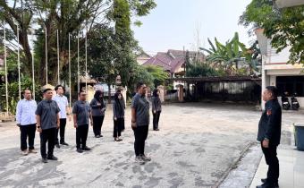 Anggota Bawaslu Kota Palembang, Koordinator Divisi Sumber Daya Manusia, Organisasi, Pendidikan dan Pelatihan (SDMOD) Yusnar memimpin apel pagi di halaman Kantor Bawaslu Kota Palembang, Senin (20/07/2026). Apel menjadi momentum memperkuat disiplin dan kesiapan aparatur sebelum mengikuti pembukaan Orientasi PPPK Bawaslu se-Provinsi Sumatera Selatan secara daring. (Foto: Humas Bawaslu Kota Palembang)
