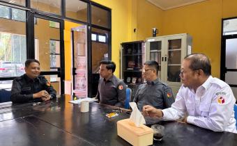 Anggota Bawaslu Kota Palembang Koordinator Divisi Sumber Daya Manusia, Organisasi, Pendidikan dan Pelatihan (SDMOD) Yusnar memberi arahan teknis sebelum mengikuti pembukaan Orientasi Pegawai Pemerintah dengan Perjanjian Kerja (PPPK) Bawaslu se-Provinsi Sumatera Selatan kepada PPPK Bawaslu Kota Palembang di ruang rapat utama Kantor Bawaslu Kota Palembang, Senin (20/07/2026). (Foto: Humas Bawaslu Kota Palembang)