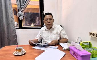 Koordinator Divisi Penanganan Pelanggaran, Data, dan Informasi Bawaslu Kota Palembang Efan Yutawan menjelaskan fungsi Formulir Model A sebagai dokumen resmi hasil pengawasan pemilu saat ditemui di Ruang Kerjanya pada Senin, (20/07/2026). (Foto: Humas Bawaslu Kota Palembang)