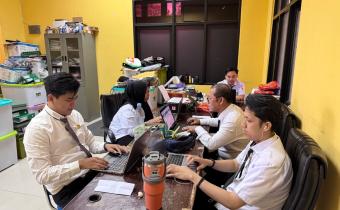 Lima Pegawai Pemerintah dengan Perjanjian Kerja (PPPK) Bawaslu Kota Palembang mengikuti hari pertama Orientasi PPPK Bawaslu se-Provinsi Sumatera Selatan secara distance learning dari Ruang Kerja Subbagian Administrasi Kantor Bawaslu Kota Palembang, Rabu (22/07/2026). (Foto: Humas Bawaslu Kota Palembang).