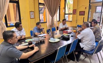 Kepala Sekretariat Bawaslu Provinsi Sumatera Selatan Anderson didampingi Kabag Administrasi Muslimin kunjungi dan melakukan pembinaan dan pengecekan kesiapan pembentukan Unit Kerja Mandiri (UKM) di Kantor Bawaslu Kota Palembang, Rabu (22/07/2026), yang diikuti jajaran pimpinan dan Sekretariat Bawaslu Kota Palembang. (Foto: Humas Bawaslu Kota Palembang).
