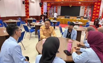 Koordinator Divisi Penanganan Pelanggaran, Data dan Informasi (PPDatin) Bawaslu Kota Palembang Efan Yutawan berbincang dengan mahasiswa usai mengikuti Forum Konsultasi Publik (FKP) Pemutakhiran Data Pemilih Berkelanjutan (PDPB) yang diselenggarakan KPU Kota Palembang di Aula Demokrasi KPU Kota Palembang, Kamis (23/07/2026). Diskusi tersebut membahas pentingnya partisipasi generasi muda dalam membangun literasi kepemiluan dan menjaga kualitas data pemilih. (Foto: Humas Bawaslu Kota Palembang).