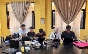 Koordinator Divisi Pencegahan, Partisipasi Masyarakat dan Hubungan Masyarakat (P2H) Bawaslu Kota Palembang, Muslim, memberikan pendampingan kepada mahasiswa Sekolah Tinggi Ilmu Administrasi (STIA) Bala Putra Dewa Palembang yang melaksanakan penelitian di Kantor Bawaslu Kota Palembang. Kegiatan tersebut menjadi bagian dari proses penguatan kajian akademik mengenai kelembagaan dan kepemiluan. (Foto: Humas Bawaslu Kota Palembang).