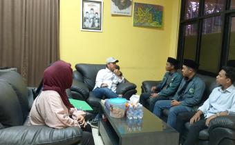Ketua Bawaslu Kota Palembang Khairil Anwar Simatupang menerima audiensi pengurus Pimpinan Wilayah Ikatan Pelajar Nahdlatul Ulama (IPNU) dan Ikatan Pelajar Putri Nahdlatul Ulama (IPPNU) Sumatera Selatan di ruang rapat Kantor Bawaslu Kota Palembang, Senin (20/07/2026). (Foto: Humas Bawaslu Kota Palembang)