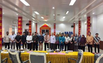 Ketua Bawaslu Kota Palembang Khairil Anwar Simatupang bersama Koordinator Divisi Penanganan Pelanggaran, Data dan Informasi (PPDatin) Efan Yutawan berfoto bersama jajaran penyelenggara pemilu, pejabat struktural dan fungsional Pemerintah Kota Palembang, serta perwakilan instansi, organisasi, dan perguruan tinggi usai mengikuti Forum Konsultasi Publik Pemutakhiran Data Pemilih Berkelanjutan (PDPB) yang diselenggarakan KPU Kota Palembang di Aula Demokrasi KPU Kota Palembang, Kamis (23/07/2026).