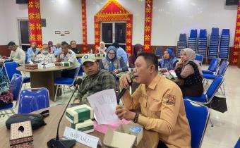 Ketua Bawaslu Kota Palembang Khairil Anwar Simatupang bersama Koordinator Divisi Penanganan Pelanggaran, Data dan Informasi (PPDatin) Efan Yutawan menghadiri Forum Konsultasi Publik (FKP) Pemutakhiran Data Pemilih Berkelanjutan (PDPB) yang diselenggarakan KPU Kota Palembang di Aula Demokrasi KPU Kota Palembang, Kamis (23/07/2026). Dalam forum tersebut, Efan menyampaikan pandangan Bawaslu Kota Palembang mengenai tantangan pemutakhiran data pemilih berkelanjutan. (Foto: Humas Bawaslu Kota Palembang).