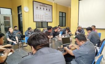 Jajaran Bawaslu Kota Palembang menggelar rapat internal untuk mematangkan persiapan Bawaslu Membelajarkan Volume 2 Tahun 2026 di Kantor Bawaslu Kota Palembang, Senin (10/8/2026). Foto: Humas Bawaslu Kota Palembang.