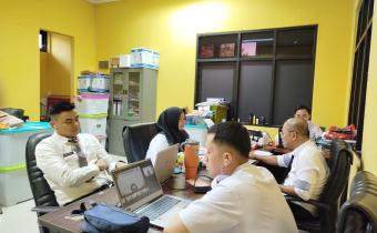 Lima Pegawai Pemerintah dengan Perjanjian Kerja (PPPK) Bawaslu Kota Palembang mengikuti penutupan Orientasi PPPK Bawaslu se-Provinsi Sumatera Selatan secara daring dari Kantor Bawaslu Kota Palembang, Rabu (26/8/2026). Penutupan mengakhiri rangkaian pembelajaran sekaligus mengawali penerapan nilai, etika, dan kompetensi yang diperoleh dalam pelaksanaan tugas sehari-hari. Foto: Humas Bawaslu Kota Palembang.