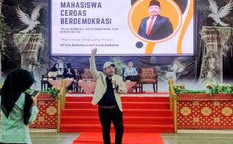 Ketua Bawaslu Kota Palembang Khairil Anwar Simatupang menyampaikan materi tentang literasi demokrasi dan pengawasan partisipatif kepada mahasiswa dalam PBAK Mahakarsa Fakultas Dakwah dan Komunikasi 2026 di Gedung Academic Center, UIN Raden Fatah Palembang, Senin (31/8/2026). Foto: Humas Bawaslu Kota Palembang.