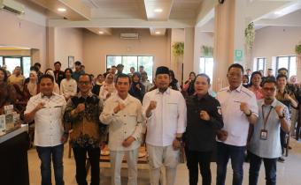 Anggota Komisi II DPR RI Ishak Mekki bersama jajaran Bawaslu Provinsi Sumatera Selatan, pimpinan Bawaslu Kota Palembang, dan peserta kegiatan penguatan pengawasan partisipatif di Kota Palembang. Foto: Humas Bawaslu Kota Palembang.