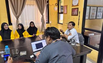 Koordinator Divisi P2H Bawaslu Kota Palembang Muslim berdialog dengan mahasiswa dalam salah satu agenda kelembagaan. Ruang dialog bersama generasi muda menjadi bagian penting dalam memperluas literasi demokrasi dan partisipasi masyarakat. Foto arsip Humas Bawaslu Kota Palembang.