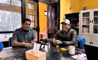Ketua Bawaslu Kota Palembang Khairil Anwar Simatupang bersama Koordinator Sekretariat Bawaslu Kota Palembang M. Fajar dalam salah satu agenda internal di Kantor Bawaslu Kota Palembang. Sinergi unsur pimpinan dan sekretariat menjadi bagian penting dalam mendukung pelaksanaan tugas kelembagaan. Foto: Humas Bawaslu Kota Palembang.