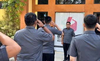 Koordinator Sekretariat Bawaslu Kota Palembang M. Fajar bertindak sebagai pembina apel dalam konsolidasi kesiapan jajaran mengawali agenda kelembagaan Agustus 2026. Foto: Humas Bawaslu Kota Palembang.