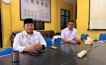 Ketua Bawaslu Kota Palembang Khairil Anwar Simatupang bersama Koordinator Sekretariat M. Fajar mengikuti secara daring Sosialisasi Model Evaluasi dan Pengumpulan Data Pendukung Evaluasi IKP 2024 dari Kantor Bawaslu Kota Palembang. Foto: Humas Bawaslu Kota Palembang.