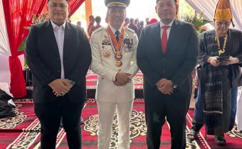 Ketua Bawaslu Kota Palembang Khairil Anwar Simatupang berfoto bersama Wali Kota Palembang Ratu Dewa usai mengikuti Upacara Pengibaran Bendera Merah Putih dalam rangka HUT ke-81 Kemerdekaan Republik Indonesia di Jakabaring Sport City, Senin (17/8/2026). Foto: Humas Bawaslu Kota Palembang.