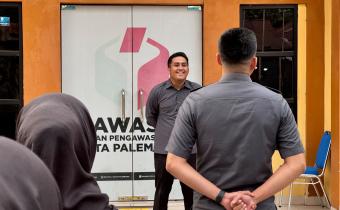 Koordinator Sekretariat Bawaslu Kota Palembang, M. Fajar, memimpin apel pagi bersama jajaran di Kantor Bawaslu Kota Palembang, Senin (24/8/2026). Apel menjadi ruang penguatan disiplin, koordinasi, dan kapasitas jajaran dalam menjalankan tugas kelembagaan. Foto: Humas Bawaslu Kota Palembang.