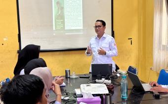 Anggota Bawaslu Kota Palembang Koordinator Divisi Pencegahan, Partisipasi Masyarakat dan Humas (P2H), Muslim, menyampaikan penguatan mengenai hak politik perempuan dan partisipasi masyarakat kepada jajaran Sekretariat dalam diskusi rutin di Ruang Rapat Utama Kantor Bawaslu Kota Palembang, Kamis (27/8/2026). Foto: Humas Bawaslu Kota Palembang.
