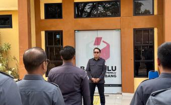 Koordinator Divisi Pencegahan, Partisipasi Masyarakat dan Humas Bawaslu Kota Palembang, Muslim, menyampaikan pentingnya menjaga kekompakan jajaran sebagai kekuatan organisasi dalam menghadapi berbagai agenda kelembagaan. Penguatan tersebut disampaikan dalam apel pagi rutin bersama jajaran sekretariat Bawaslu Kota Palembang, Senin (31/8/2026). Foto: Humas Bawaslu Kota Palembang.