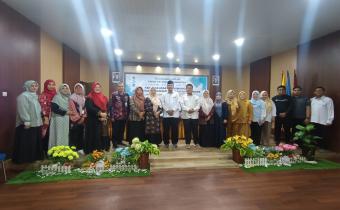 Koordinator Sekretariat Bawaslu Kota Palembang M. Fajar mengikuti International Seminar on Adab and Humanities 2026 di Aula Fakultas Adab dan Humaniora UIN Raden Fatah Palembang, Selasa (22/9/2026). (Foto: Humas Bawaslu Kota Palembang)