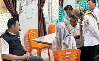 Anggota Bawaslu Kota Palembang Efan Yutawan menelusuri data pemilih bersama perangkat Kelurahan Lebung Gajah pada uji petik pemutakhiran data pemilih berkelanjutan Triwulan III, Rabu (16/9/2026). (Foto: Humas Bawaslu Kota Palembang)