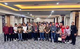Ketua Bawaslu Kota Palembang Khairil Anwar Simatupang, Anggota Bawaslu Provinsi Sumatera Selatan Nana Priana, dan Anggota Komisi II DPR RI M. Giri Ramanda N. Kiemas berfoto bersama para peserta usai kegiatan Sosialisasi dan Penguatan Pengawasan Partisipatif dalam Pengawasan Penyelenggaraan Pemilihan Umum yang diselenggarakan Bawaslu RI bersama DPR RI di Hotel Salatin, Palembang, Sabtu (19/9/2026). (Foto: Humas Bawaslu Kota Palembang)