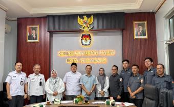 Koordinator Divisi Pencegahan, Partisipasi Masyarakat dan Humas Bawaslu Kota Palembang Muslim mengikuti rapat pra pleno rekapitulasi Pemutakhiran Data Pemilih Berkelanjutan Triwulan III di Kantor Sekretariat KPU Kota Palembang, Senin (28/9/2026). (Foto: Humas Bawaslu Kota Palembang)