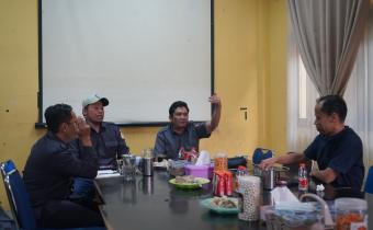 Kepala Bagian Pengawasan Bawaslu Provinsi Sumatera Selatan Hendri Almawijaya memberikan arahan pembentukan Komunitas Pengawasan Partisipatif kepada jajaran Bawaslu Kota Palembang di Sekretariat Bawaslu Kota Palembang, Senin (28/9/2026). (Foto: Humas Bawaslu Kota Palembang)