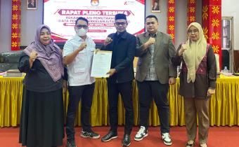Koordinator Divisi Pencegahan, Partisipasi Masyarakat dan Humas (P2H) Bawaslu Kota Palembang Muslim didampingi Jajaran Sekretariat Bawaslu Palembang mengikuti rapat pleno terbuka rekapitulasi Pemutakhiran Data Pemilih Berkelanjutan Triwulan III di Kantor KPU Kota Palembang, Rabu (30/9/2026). (Foto: Humas Bawaslu Kota Palembang)