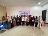 Suasana foto bersama dengan Koordinator Divisi Pencegahan, Partisipasi Masyarakat, dan Humas Bawaslu Kota Palembang Muslim pasca menyampaikan materi pada Pendidikan Pengawas Partisipatif Tahun 2026 di Kantor Sekretariat Bawaslu Kota Palembang, Kamis (18/6/2026). (Foto: Humas Bawaslu Kota Palembang)