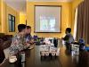 Koordinator Divisi P2H Bawaslu Kota Palembang Muslim bersama pengelola PPID mengikuti kegiatan Monitoring dan Evaluasi Keterbukaan Informasi Publik yang digelar Bawaslu Provinsi Sumatera Selatan secara daring, di Ruang Rapat Utama Kantor Bawaslu Kota Palembang, Kamis (9/7/2026). (Foto: Humas Bawaslu Kota Palembang)