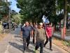 Ketua Bawaslu Kota Palembang Khairil Anwar Simatupang bersama jajaran Sekretariat Bawaslu Kota Palembang mengikuti kegiatan jalan santai dalam agenda Kamis Sehati di lingkungan Kantor Bawaslu Kota Palembang, Kamis (20/8/2026). Kegiatan tersebut menjadi ruang untuk menjaga kebugaran sekaligus memperkuat kebersamaan jajaran. Foto: Humas Bawaslu Kota Palembang.