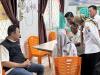Anggota Bawaslu Kota Palembang Efan Yutawan menelusuri data pemilih bersama perangkat Kelurahan Lebung Gajah pada uji petik pemutakhiran data pemilih berkelanjutan Triwulan III, Rabu (16/9/2026). (Foto: Humas Bawaslu Kota Palembang)