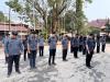 Jajaran Sekretariat Bawaslu Kota Palembang mengheningkan cipta bagi tiga ASN yang gugur di Papua pada apel pagi di halaman Kantor Bawaslu Kota Palembang, Senin (14/9/2026). (Foto: Humas Bawaslu Kota Palembang)