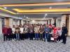 Ketua Bawaslu Kota Palembang Khairil Anwar Simatupang, Anggota Bawaslu Provinsi Sumatera Selatan Nana Priana, dan Anggota Komisi II DPR RI M. Giri Ramanda N. Kiemas berfoto bersama para peserta usai kegiatan Sosialisasi dan Penguatan Pengawasan Partisipatif dalam Pengawasan Penyelenggaraan Pemilihan Umum yang diselenggarakan Bawaslu RI bersama DPR RI di Hotel Salatin, Palembang, Sabtu (19/9/2026). (Foto: Humas Bawaslu Kota Palembang)