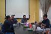 Kepala Bagian Pengawasan Bawaslu Provinsi Sumatera Selatan Hendri Almawijaya memberikan arahan pembentukan Komunitas Pengawasan Partisipatif kepada jajaran Bawaslu Kota Palembang di Sekretariat Bawaslu Kota Palembang, Senin (28/9/2026). (Foto: Humas Bawaslu Kota Palembang)